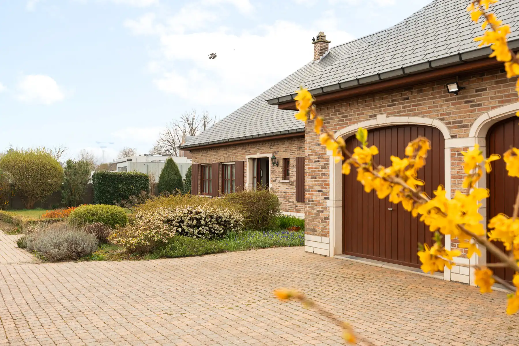 Prachtige instapklare laagbouwvilla op een zeer ruim perceel foto 2