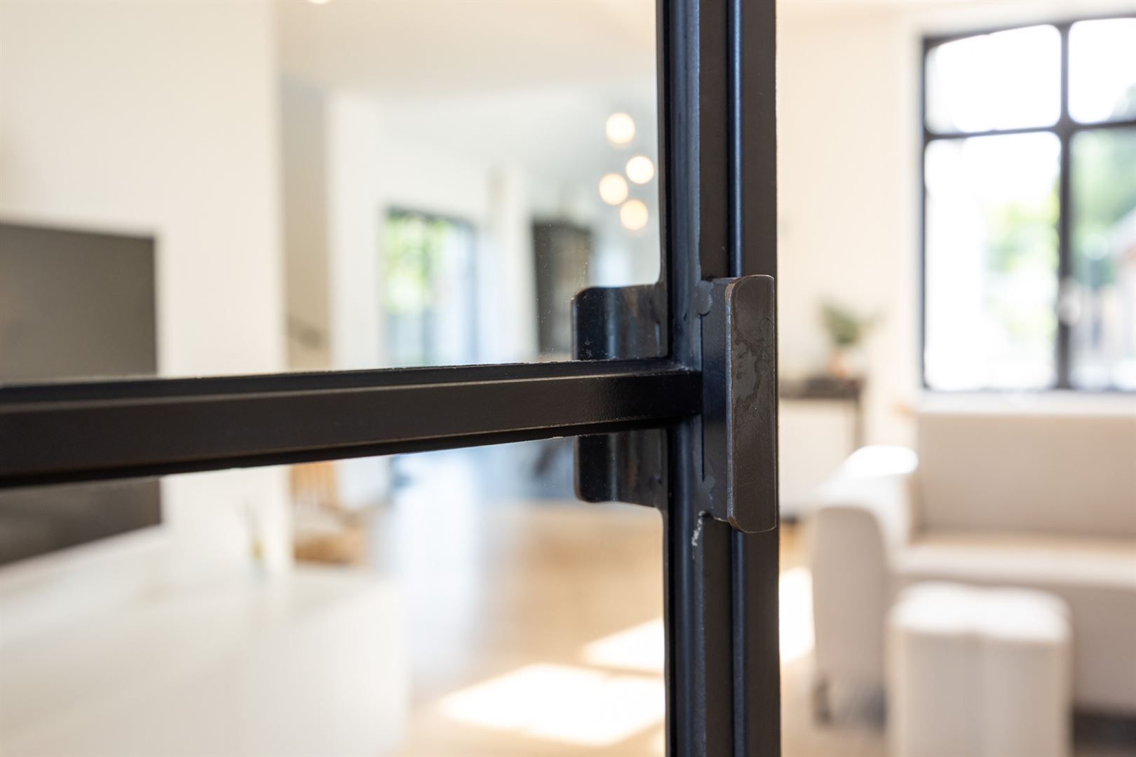 Stijlvolle woning met zwembad op zuidwest perceel.  foto 3