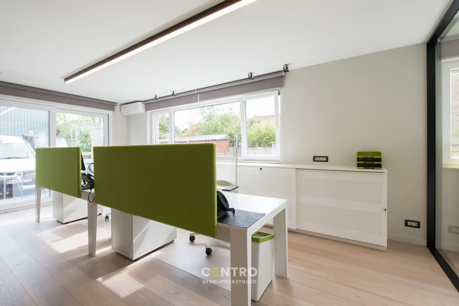 Strategisch gelegen BEDRIJFSPAND met magazijn, kantoren, verhuurd appartement & perceel bouwgrond (villa-bouw) nabij autosnelwegen te 8000 Brugge foto 4