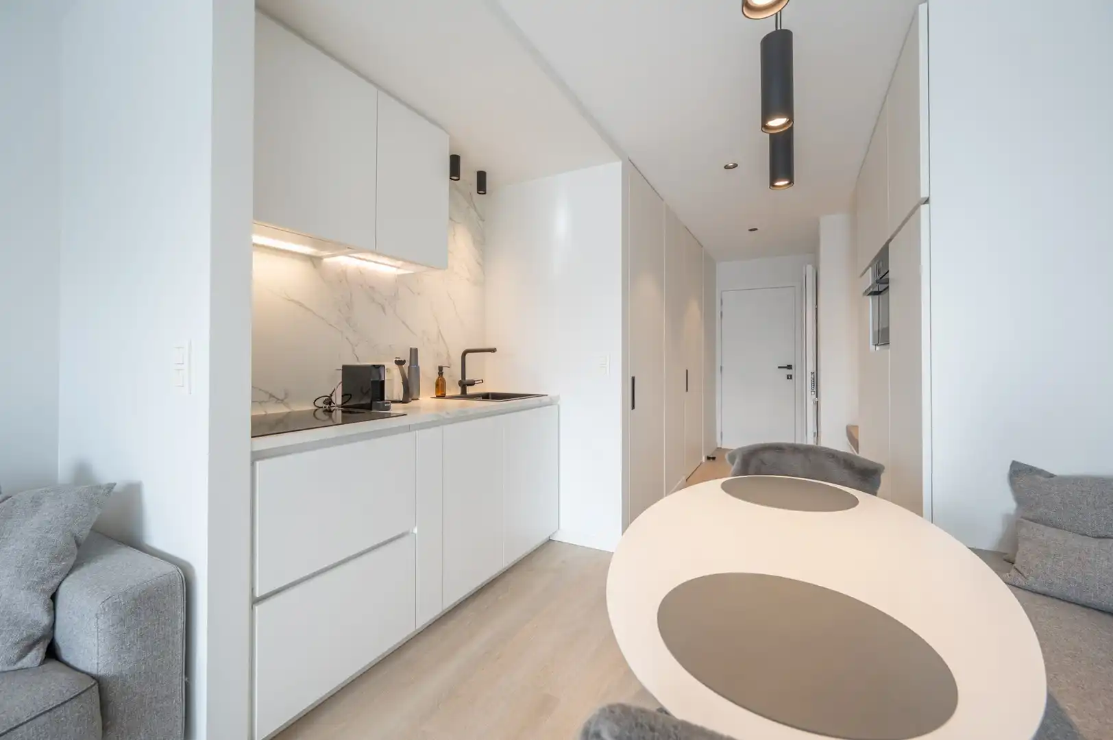 Prachtig gerenoveerde studio, centraal gelegen/ fantastisch zonneterras foto 6