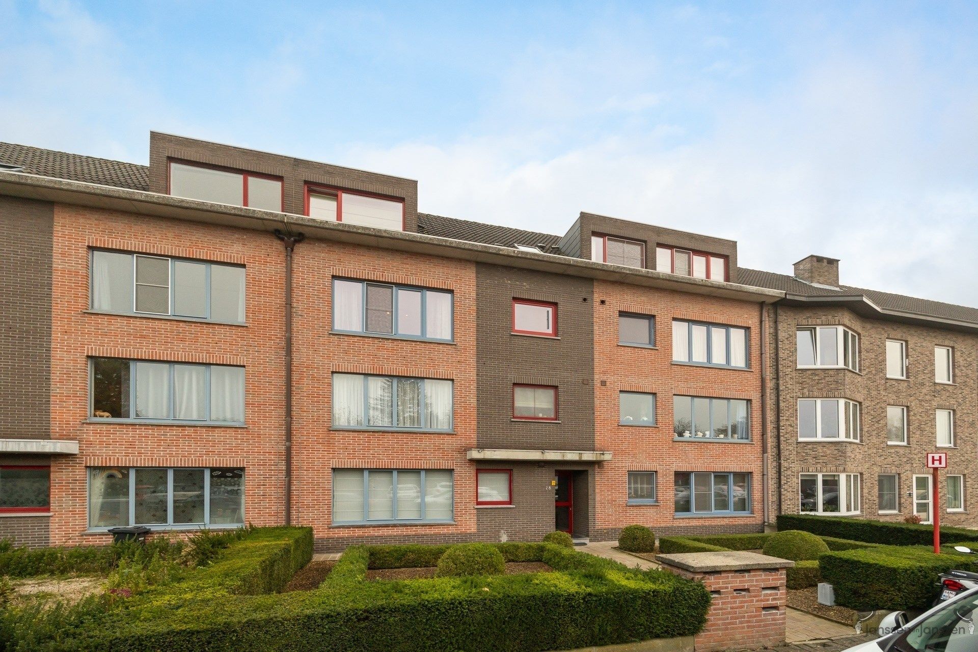 Ruim drie-slaapkamerappartement met uitzicht op de vaart in hartje Sint-Job foto 3