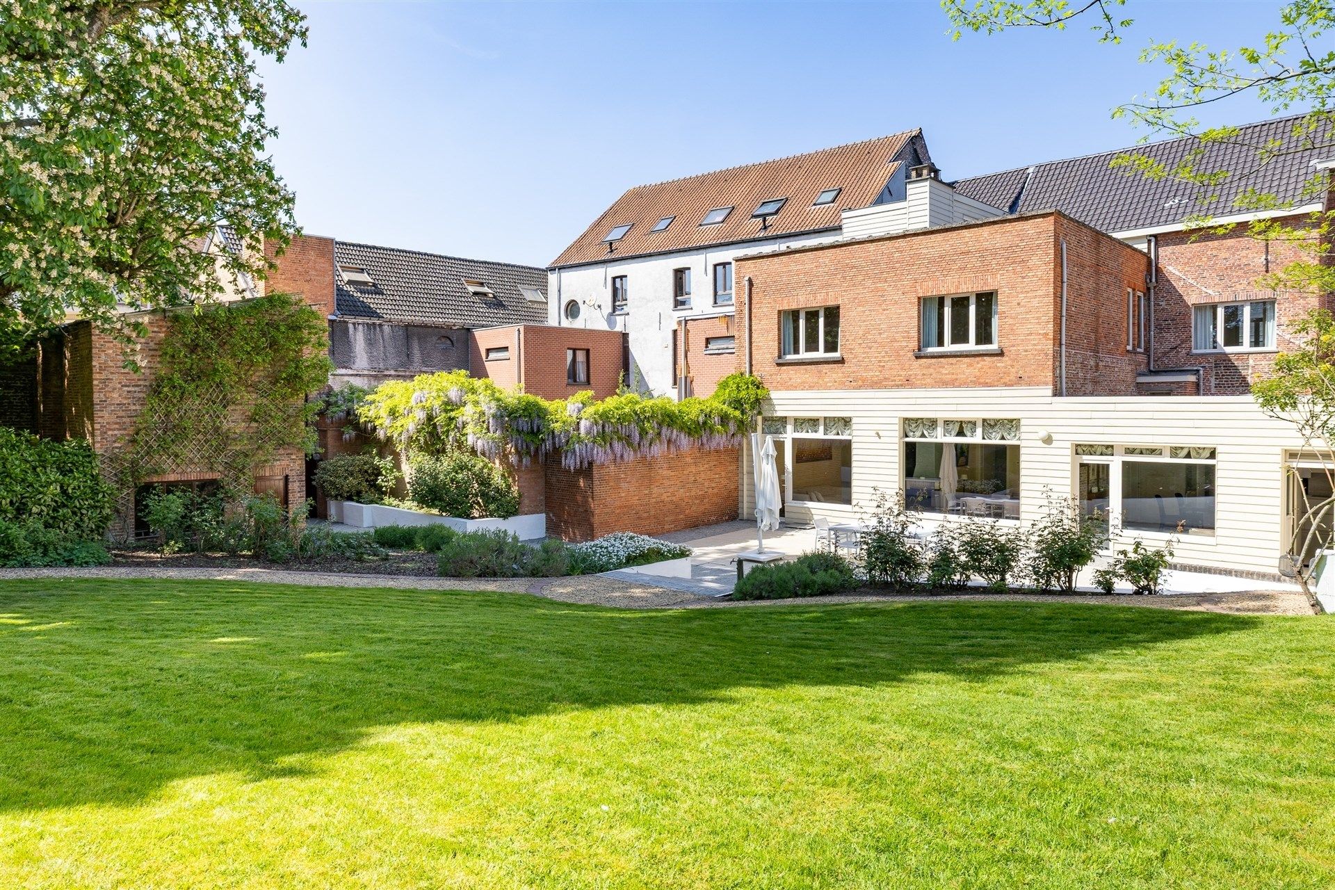 Exclusief herenhuis in neoclassicistische stijl met prachtige tuin foto 36