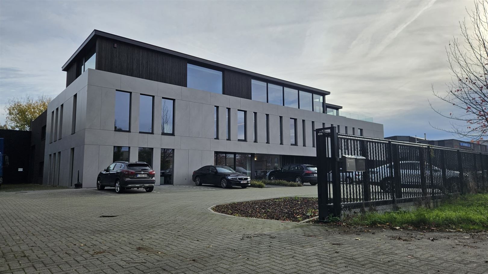 Semi-industrieel bedrijfsgebouw op toplocatie foto {{pictureIndex}}