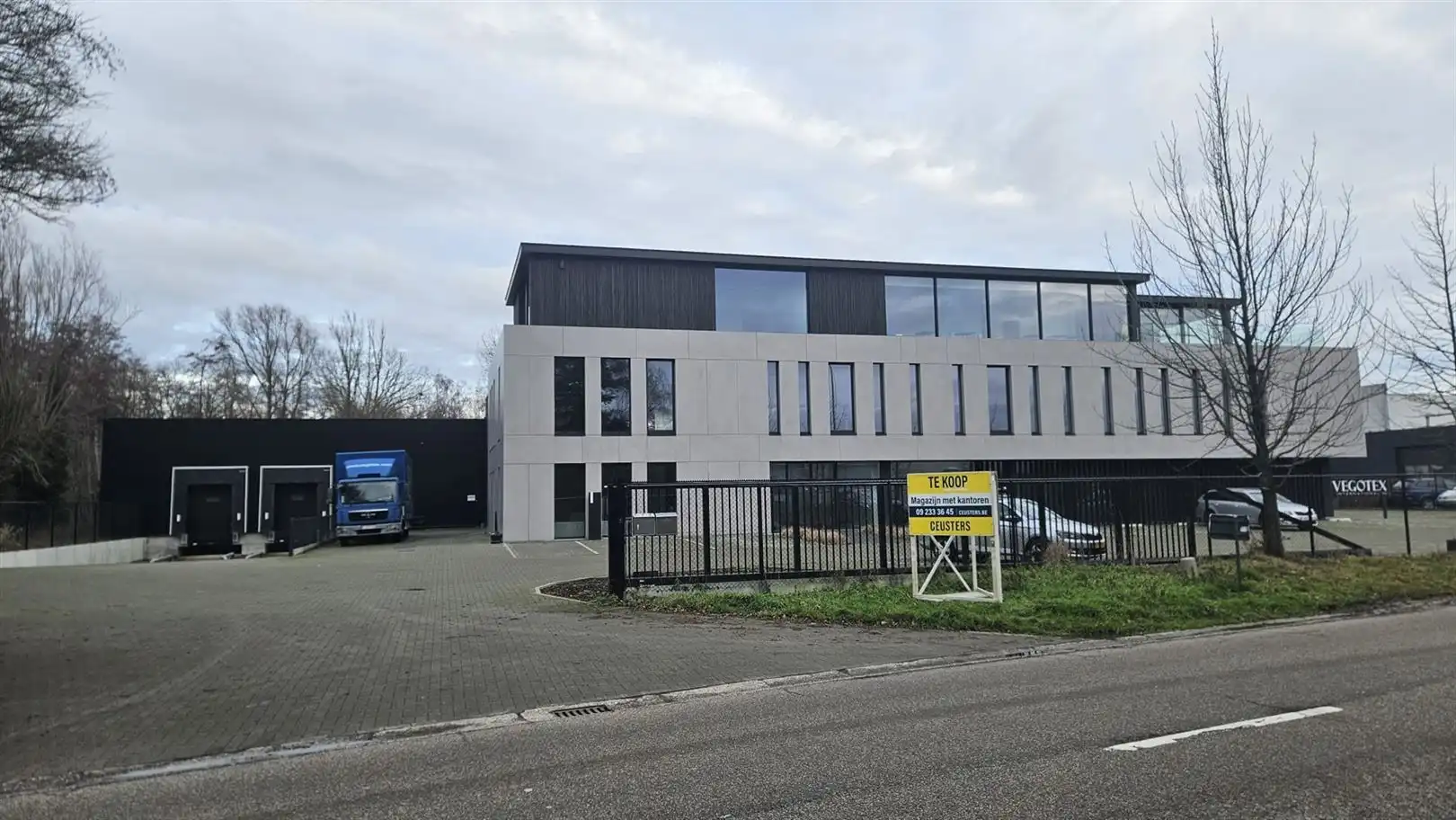 Semi-industrieel bedrijfsgebouw op toplocatie foto {{pictureIndex}}