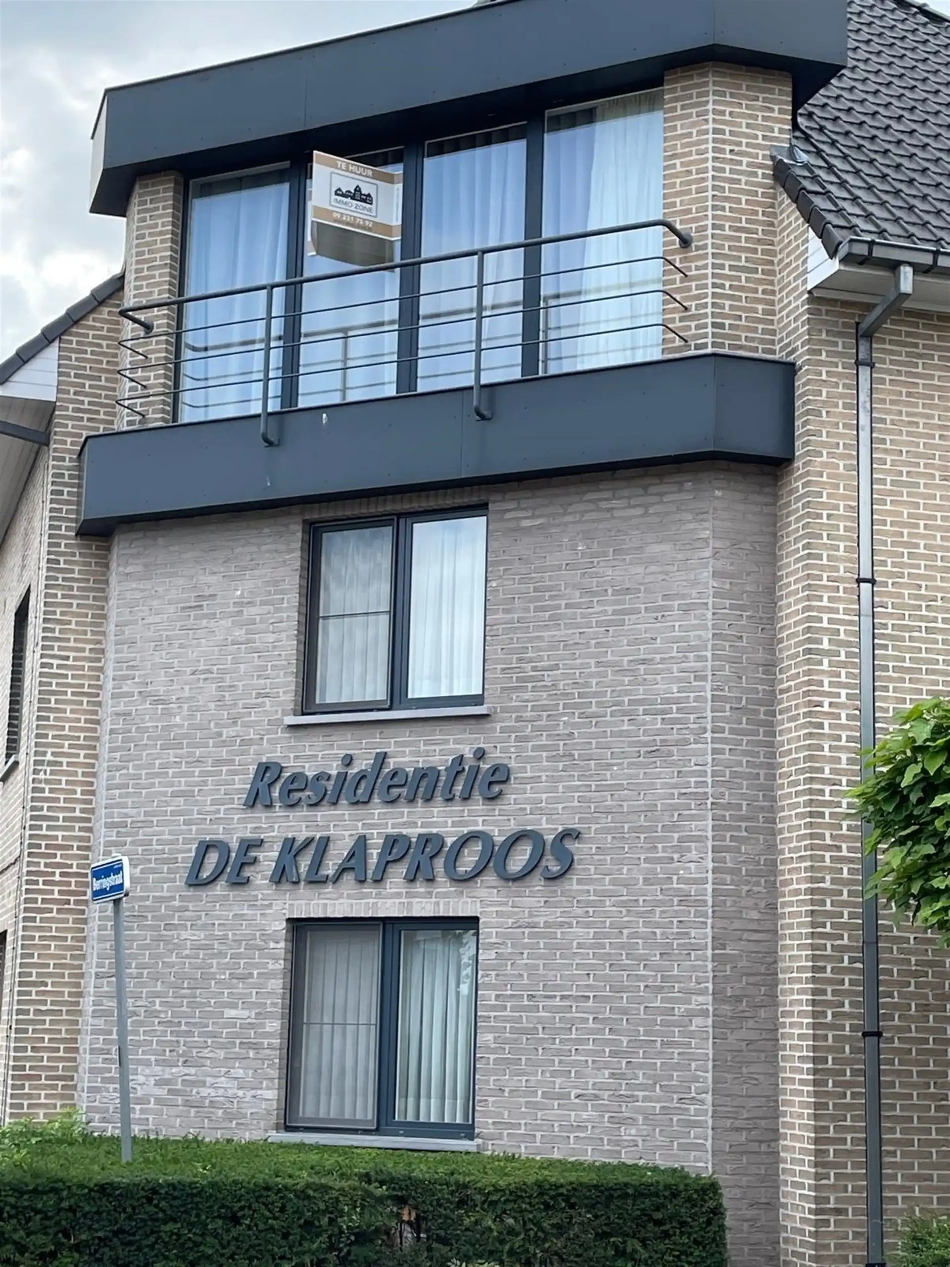 Appartement met groot terras gelegen op tweede verdieping van residentie “De Klaproos”. foto {{pictureIndex}}