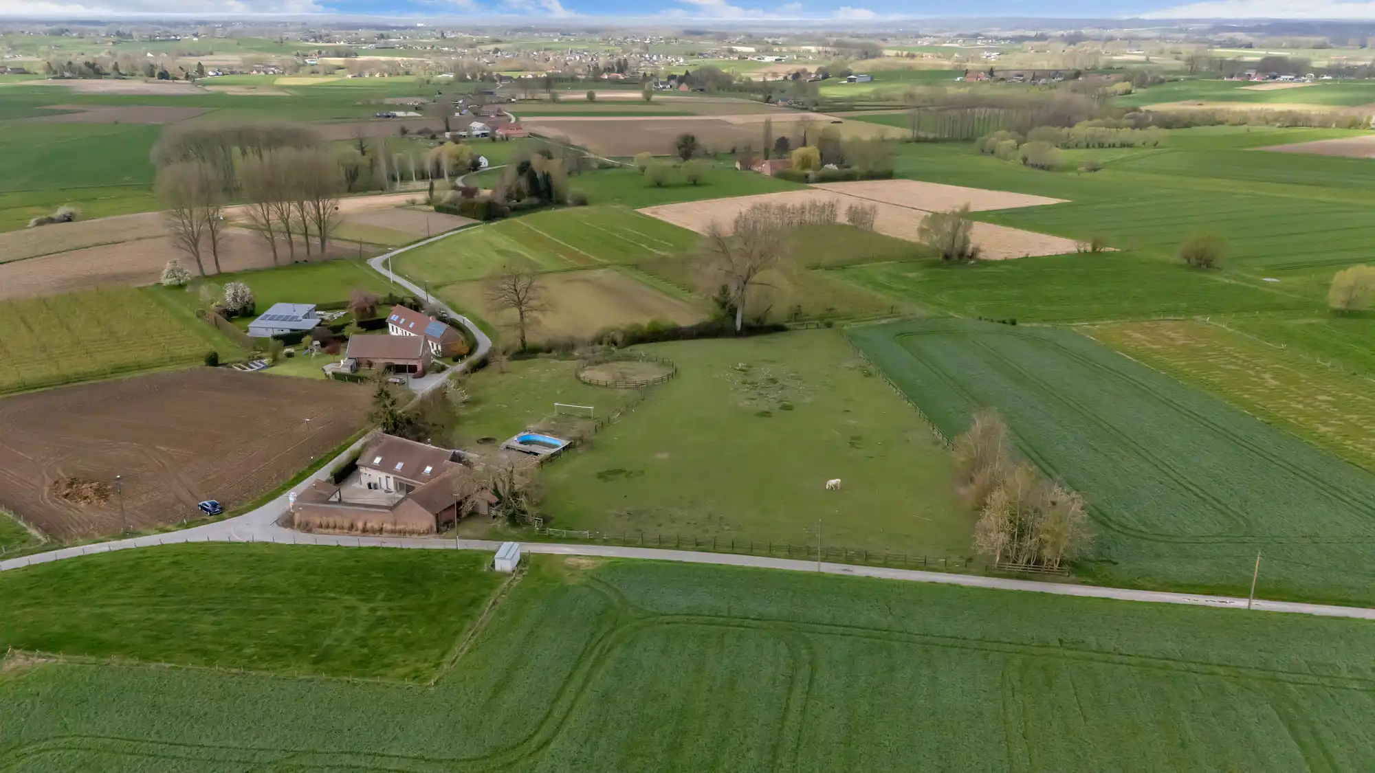 Hoeve te koop met 4 slaapkamers op prachtig perceel foto 2