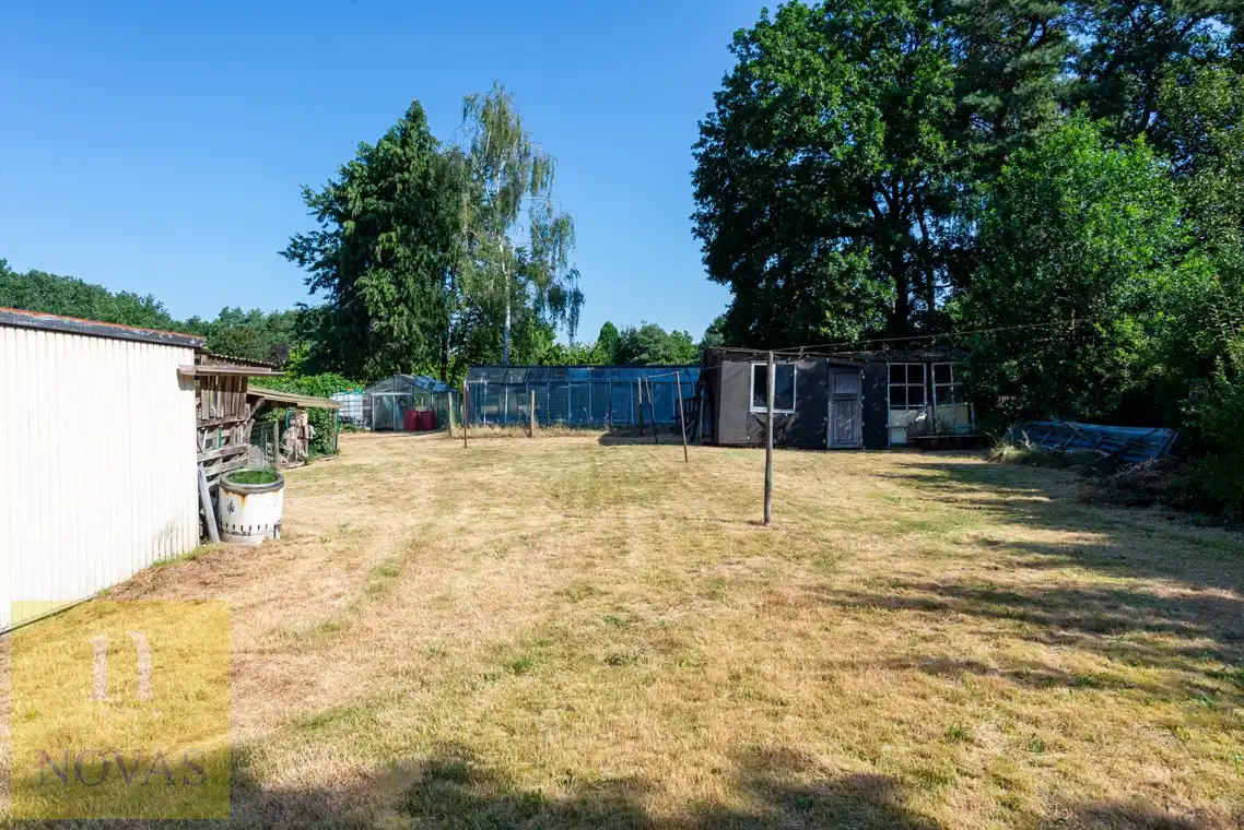 Landelijk gelegen woning op een perceel van 15 are, 23m straatbreedte foto 22