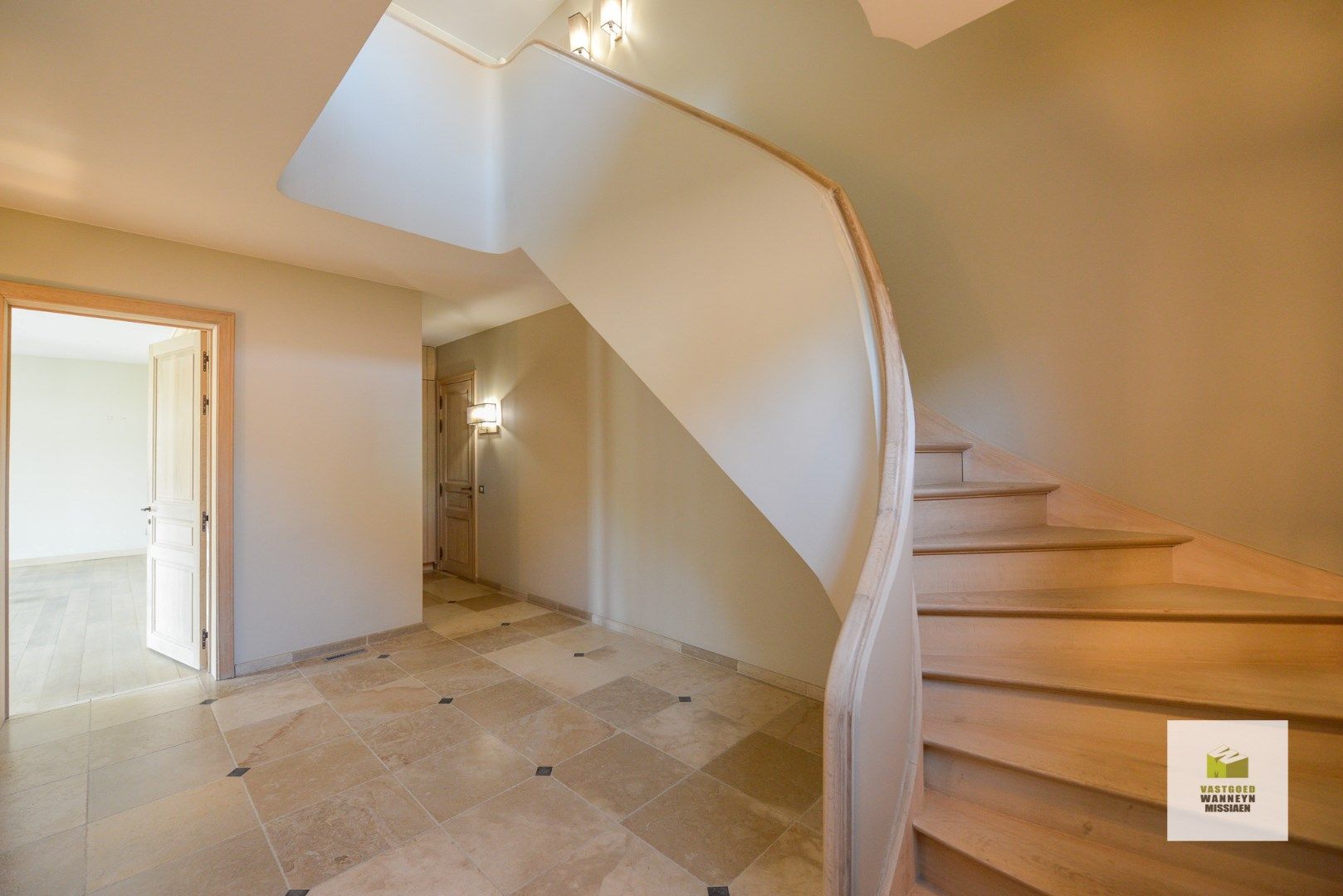 Luxueuze woning met 3 slpk, zwembad en polyvalente ruimte van 115 m2   foto 2