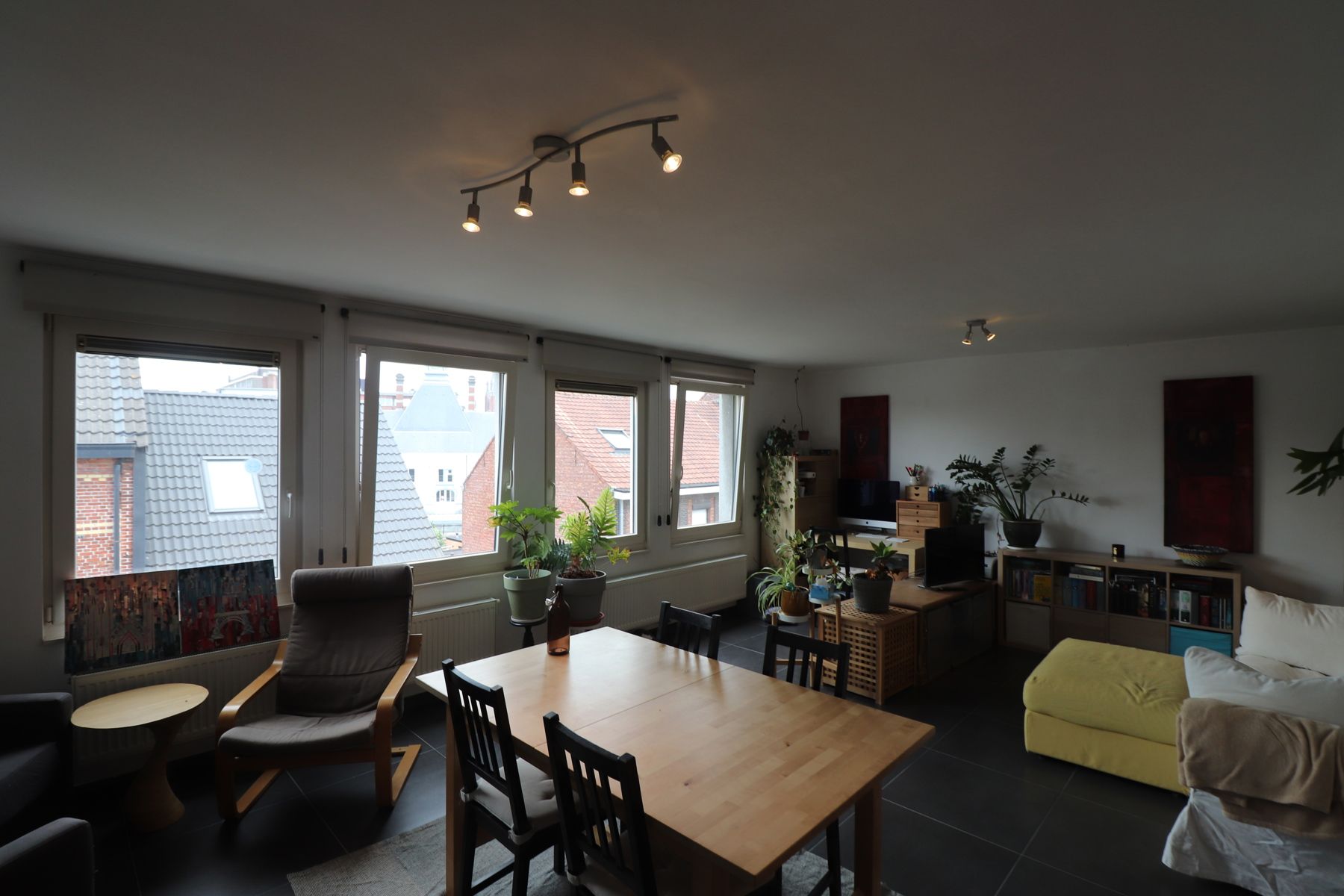 Een volledig gerenoveerd appartement op de tweede verdieping met terras, berging en autostaanplaats. foto 7