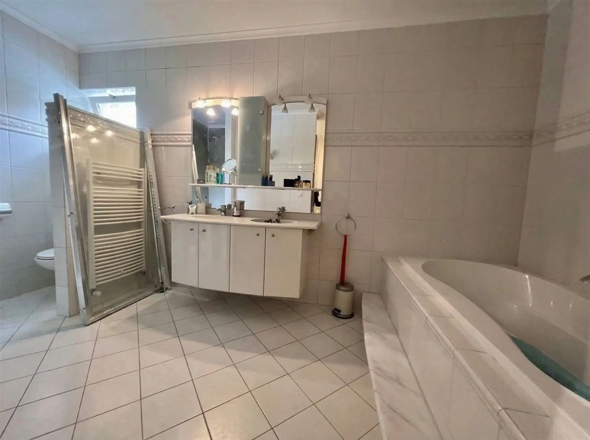 Villa met binnen en buitenzwembad foto 18