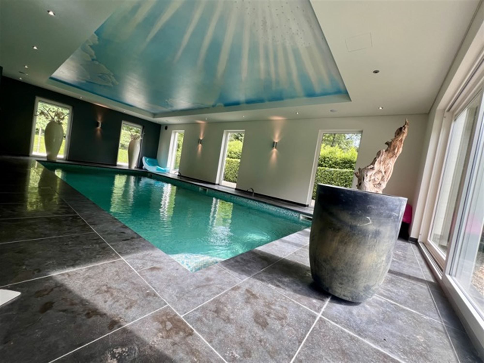 Villa met binnen en buitenzwembad foto 19