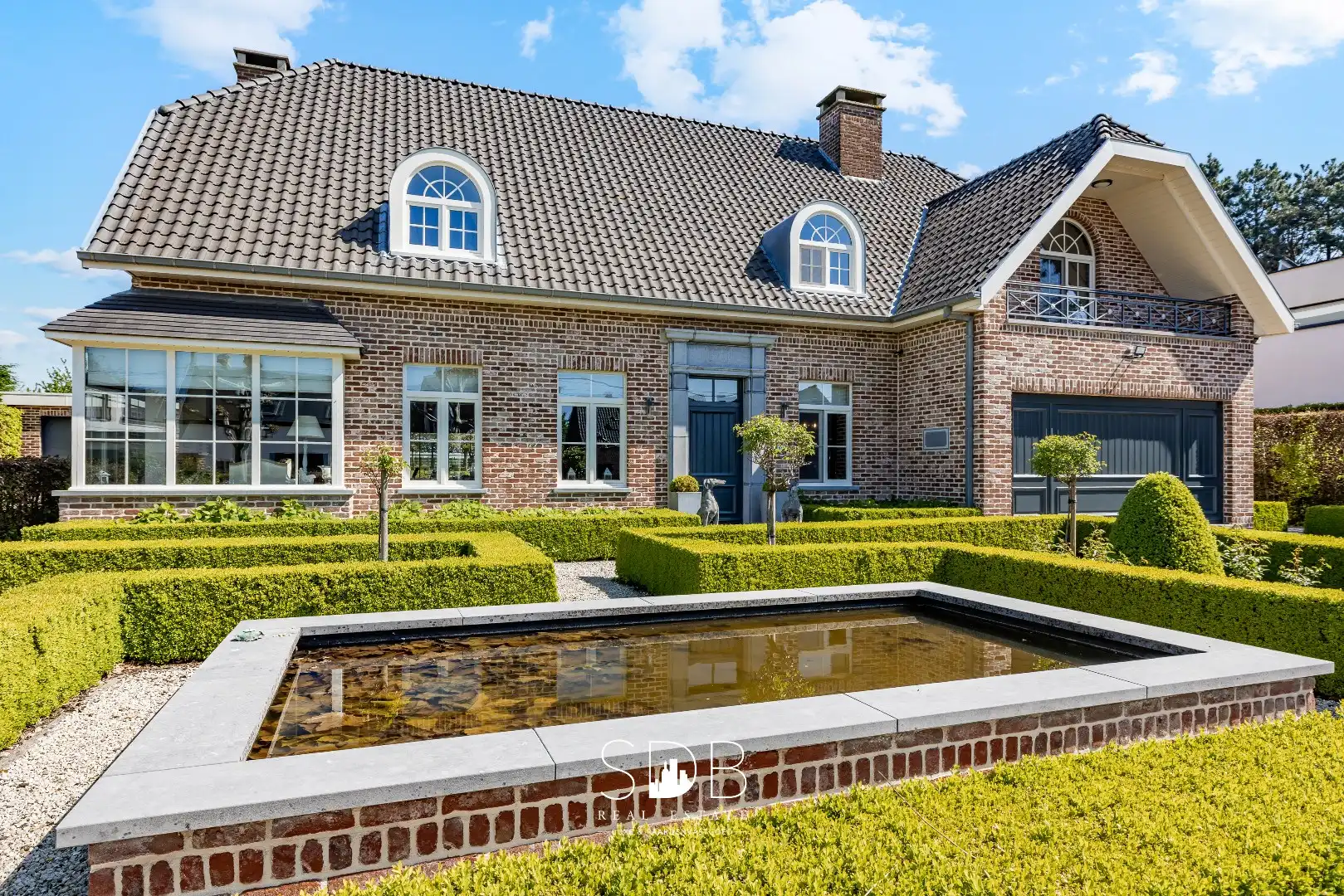 Prachtige stijlvolle woning met bijgebouwen, buitenpiste en graslanden  foto 3