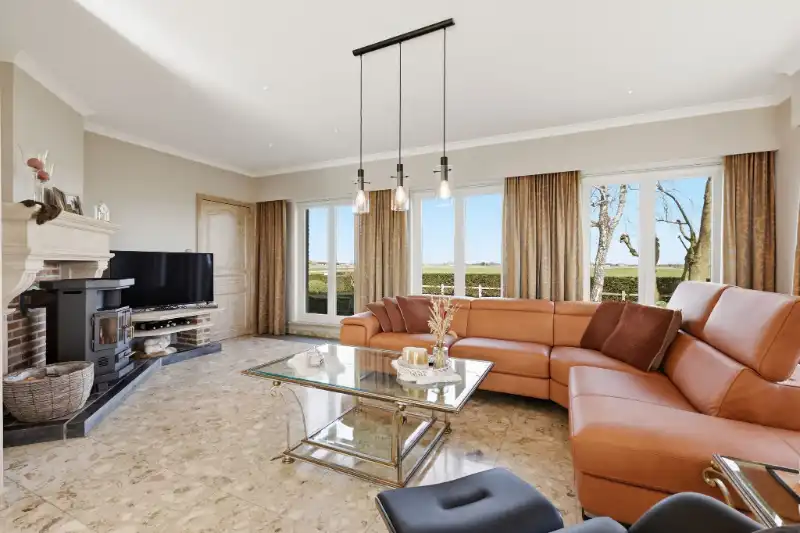 Villa met loods foto 11