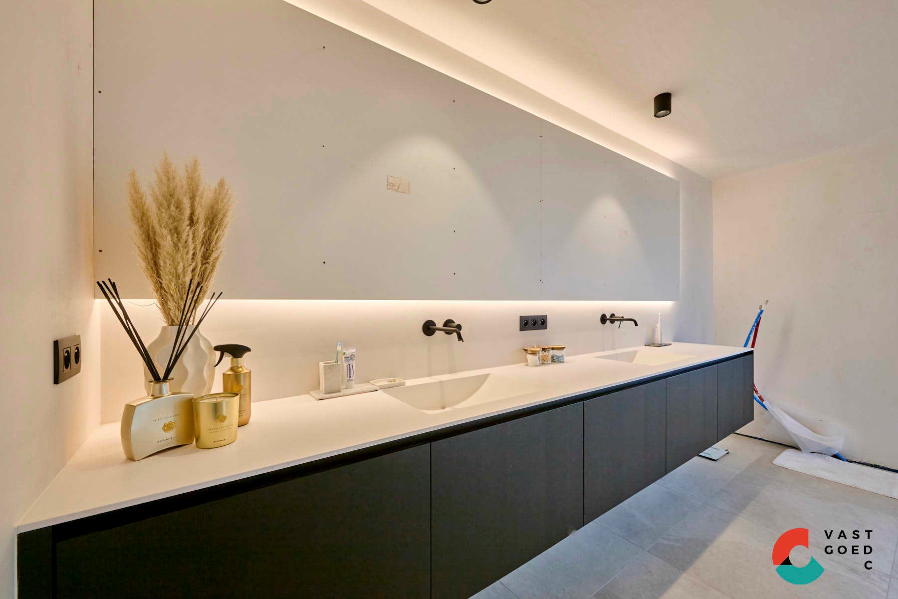 Moderne villa met zwembad op een knap perceel van 16 are. foto 17