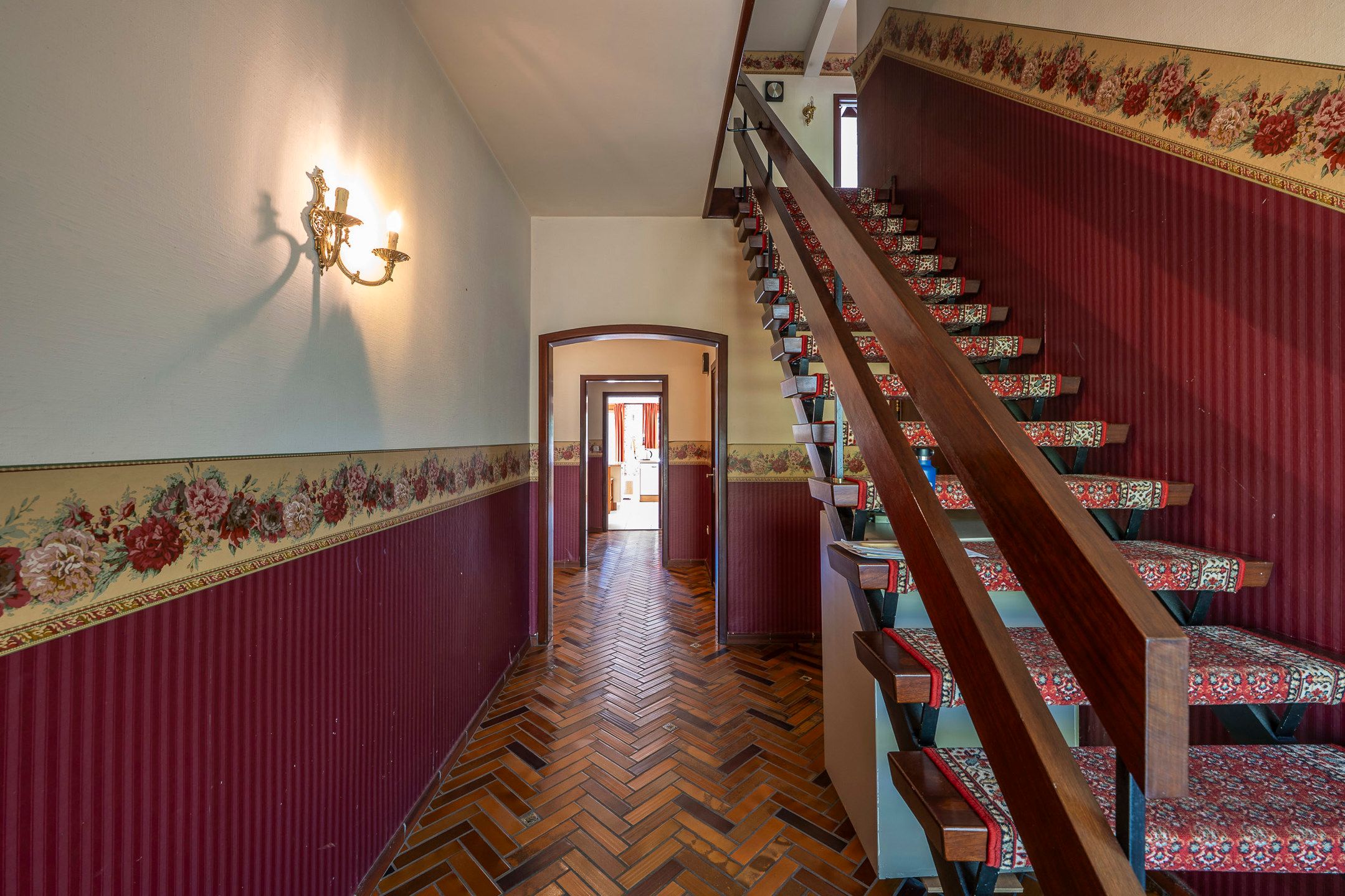 Unieke te renoveren villa op riant perceel foto 9