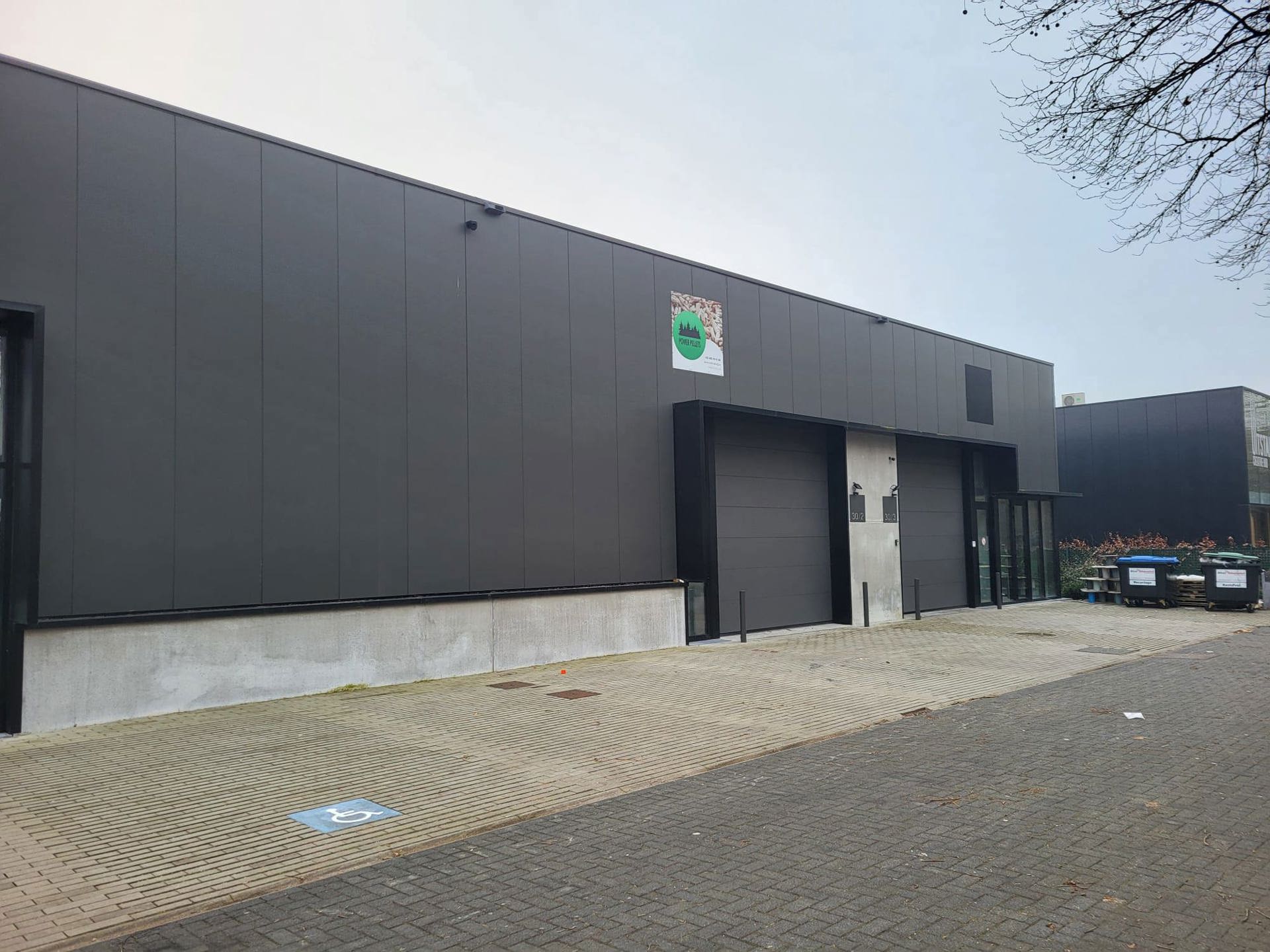 TE HUUR Genk: KMO-unit van 220m² foto 2