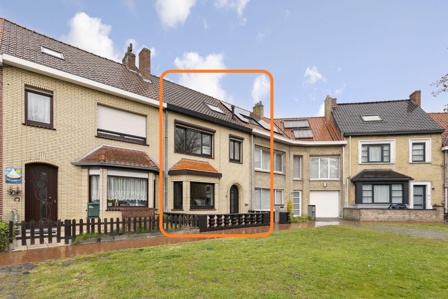 Modern gerenoveerde woning met 2 slaapkamers ( + 2 slaapkamers extra mogelijk) in De Panne foto {{pictureIndex}}
