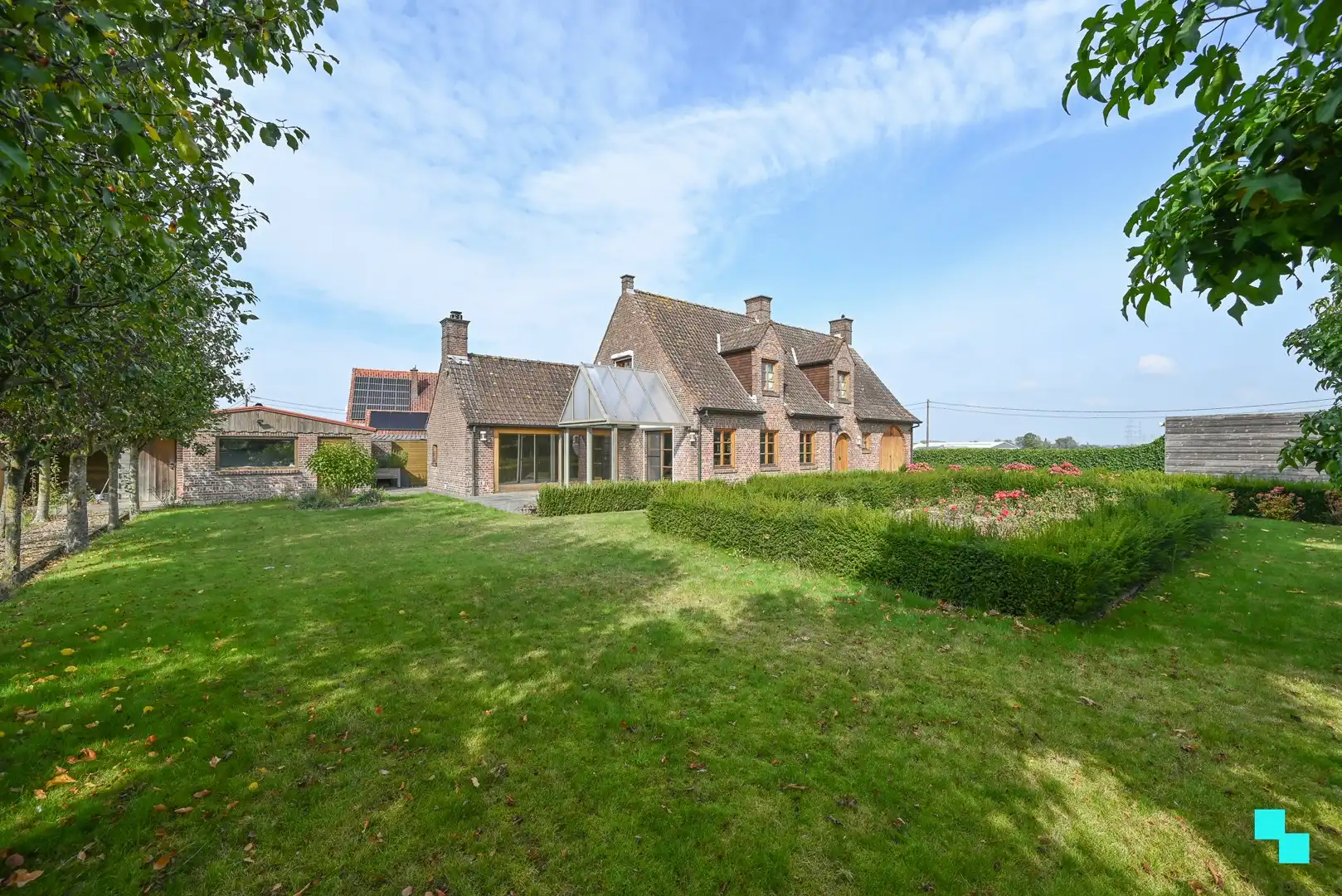 Landelijk gelegen open bebouwing op grens Lendelede, Izegem en Sint-Eloois-Winkel foto {{pictureIndex}}