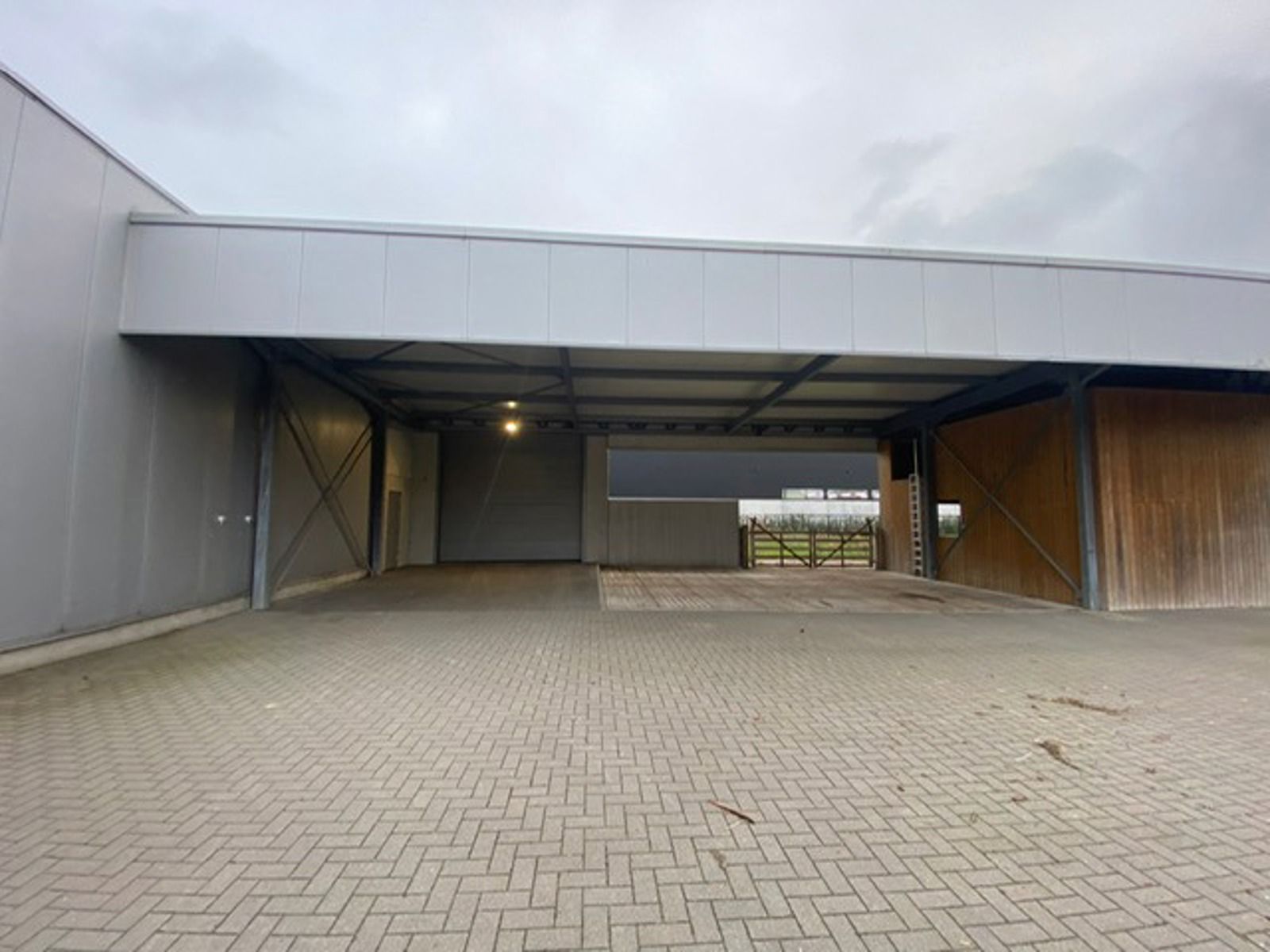Bedrijfsgebouw te Bree foto {{pictureIndex}}