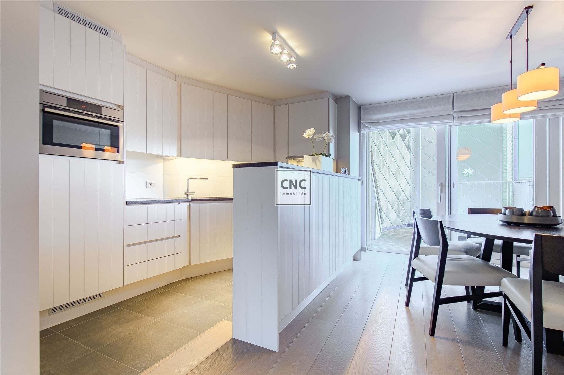 Prachtig afgewerkt en lichtrijk duplex-appartement in het hart van Knokke, gelegen aan de zonnekant van de Zoutelaan, vlakbij de Lippenslaan. foto 9