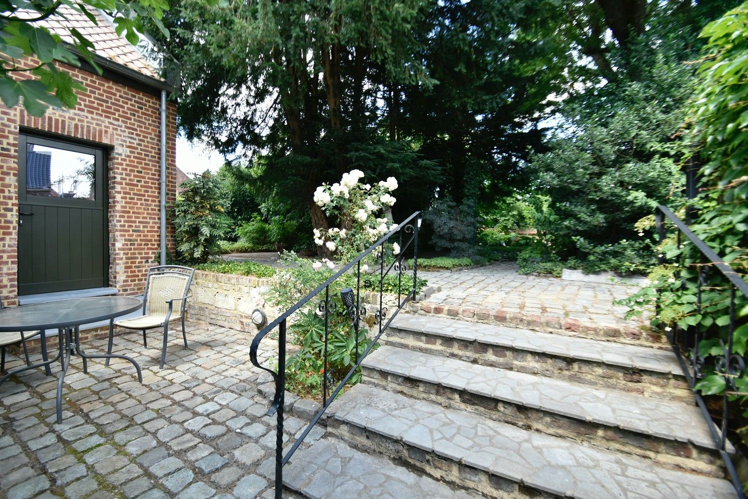 Stijlvolle koetsierswoning met indrukwekkende tuin op riant perceel in authentieke dorpskern nabij Leut en het centrum van Maasmechelen foto 23