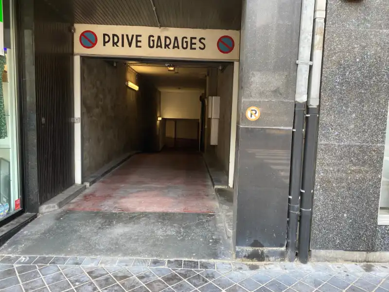 Garagebox te huur foto {{pictureIndex}}