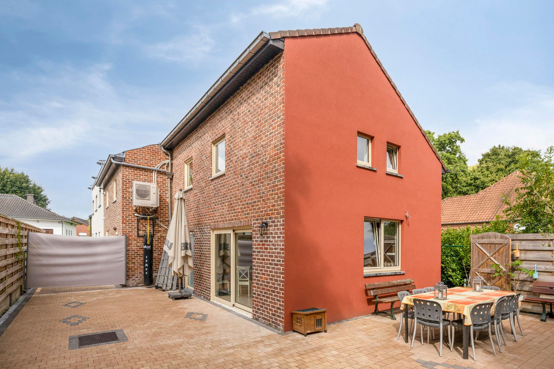 Volledig gerenoveerde, instapklare woning in groene omgeving foto {{pictureIndex}}