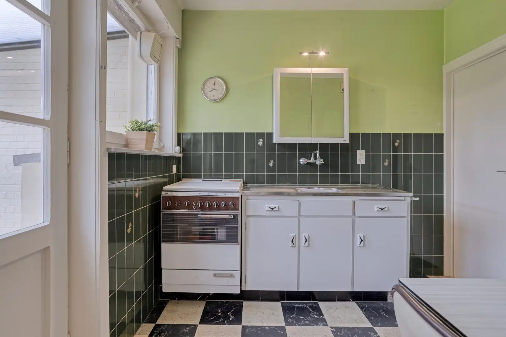 Te renoveren woning met garage en tuin in het centrum van Wevelgem! foto 7