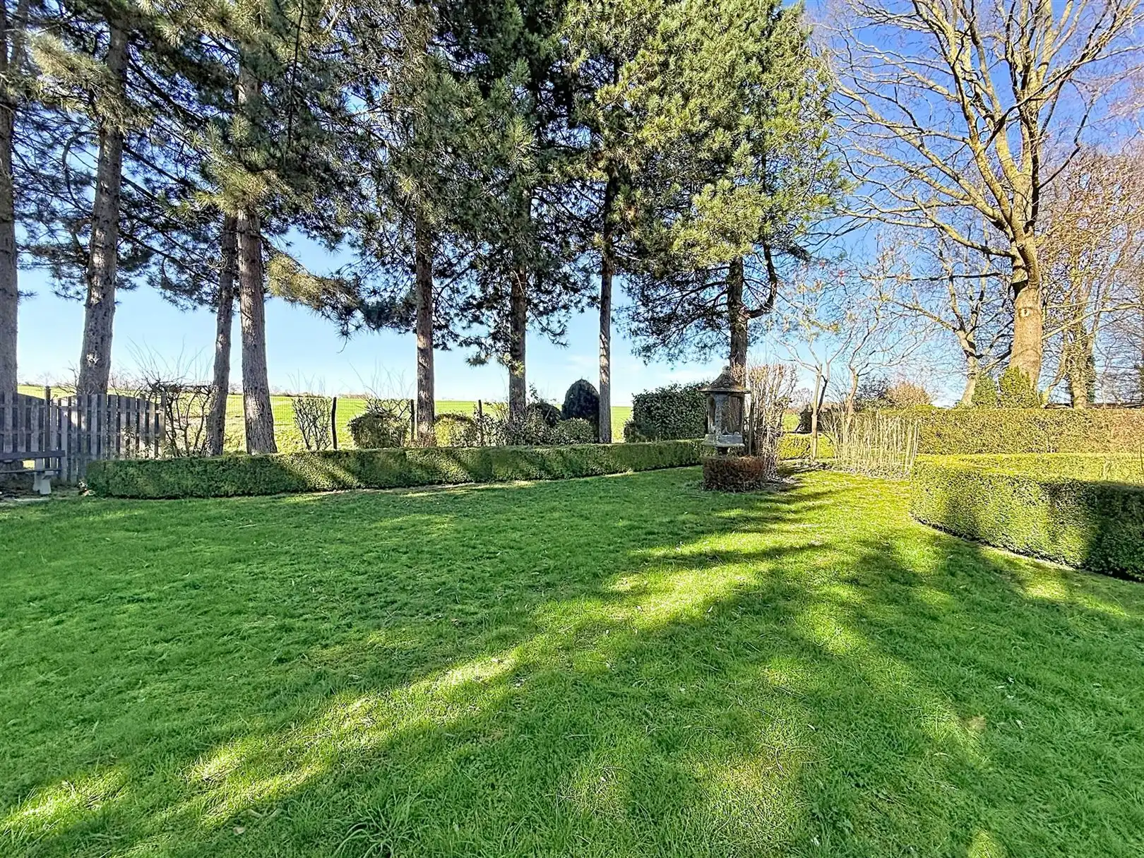 Op te frissen villa, 3/4 slpks + zolder, tuin en garages foto 4