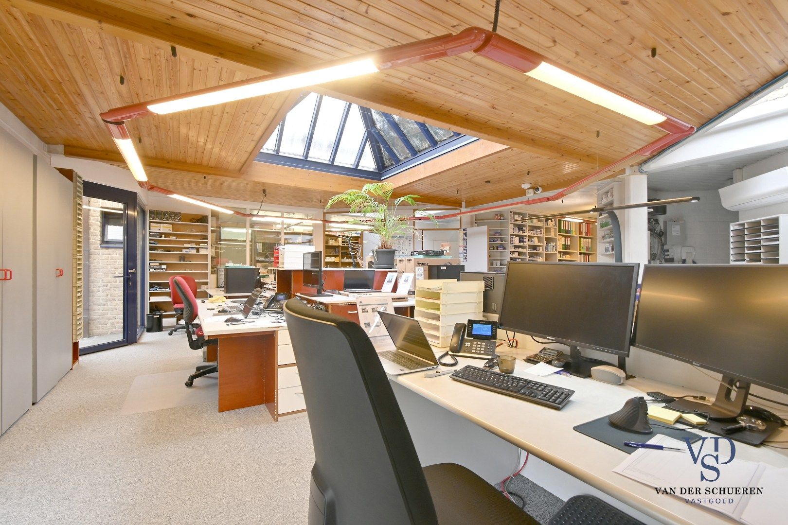 Ruim handelspand met penthouse in villastijl foto 11