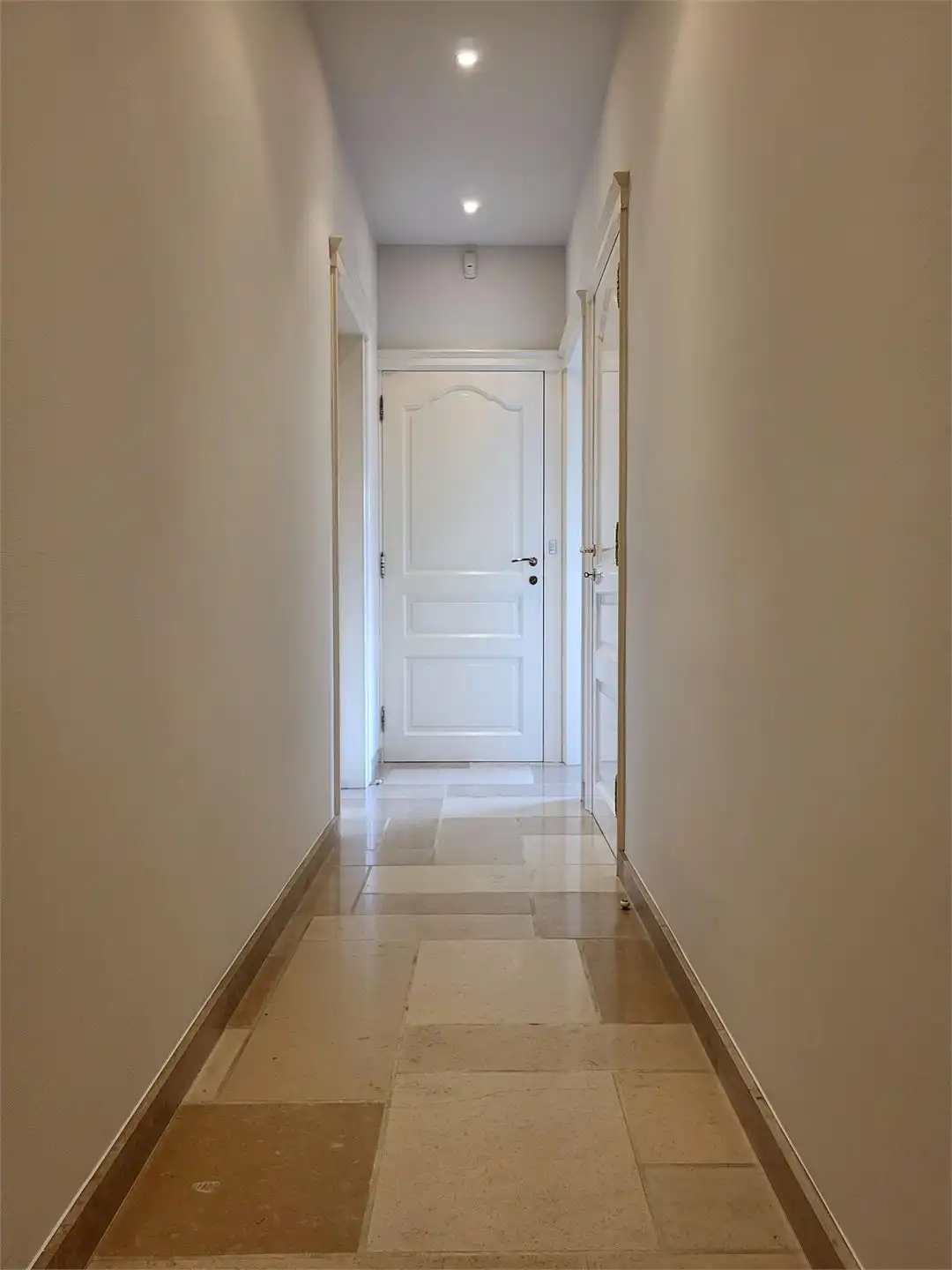 Deze ruime en uitstekend onderhouden villa-bungalow op een perceel van 1.264 m² combineert comfort, functionaliteit en een aangename woonbeleving met een zuidgericht terras en een prachtig aangelegde tuin met zwembad en badhuis. foto 18