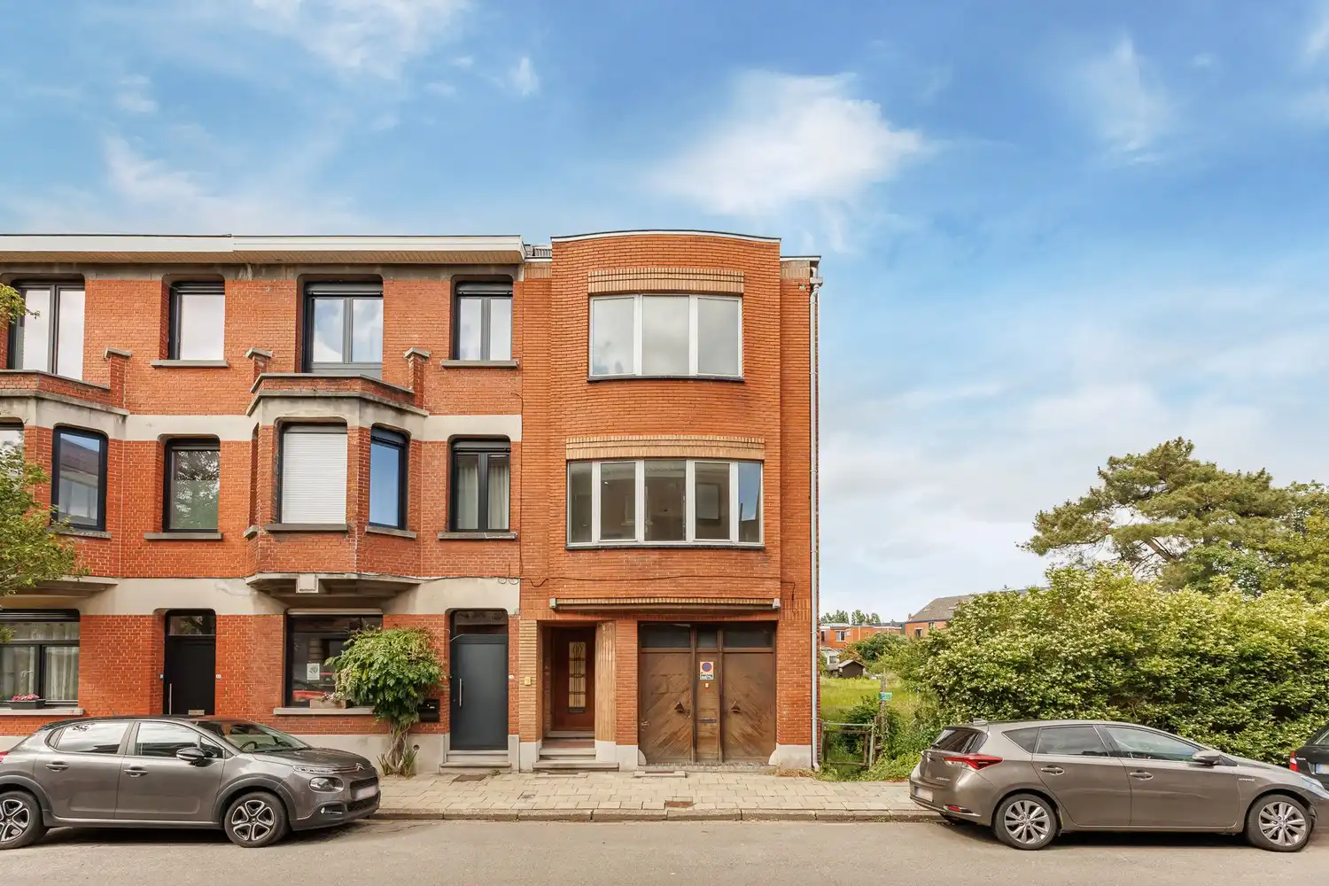 Uniek multifunctioneel gebouw met polyvalente ruimte (±300 m²) en gerenoveerde triplexwoning met terras. foto 3