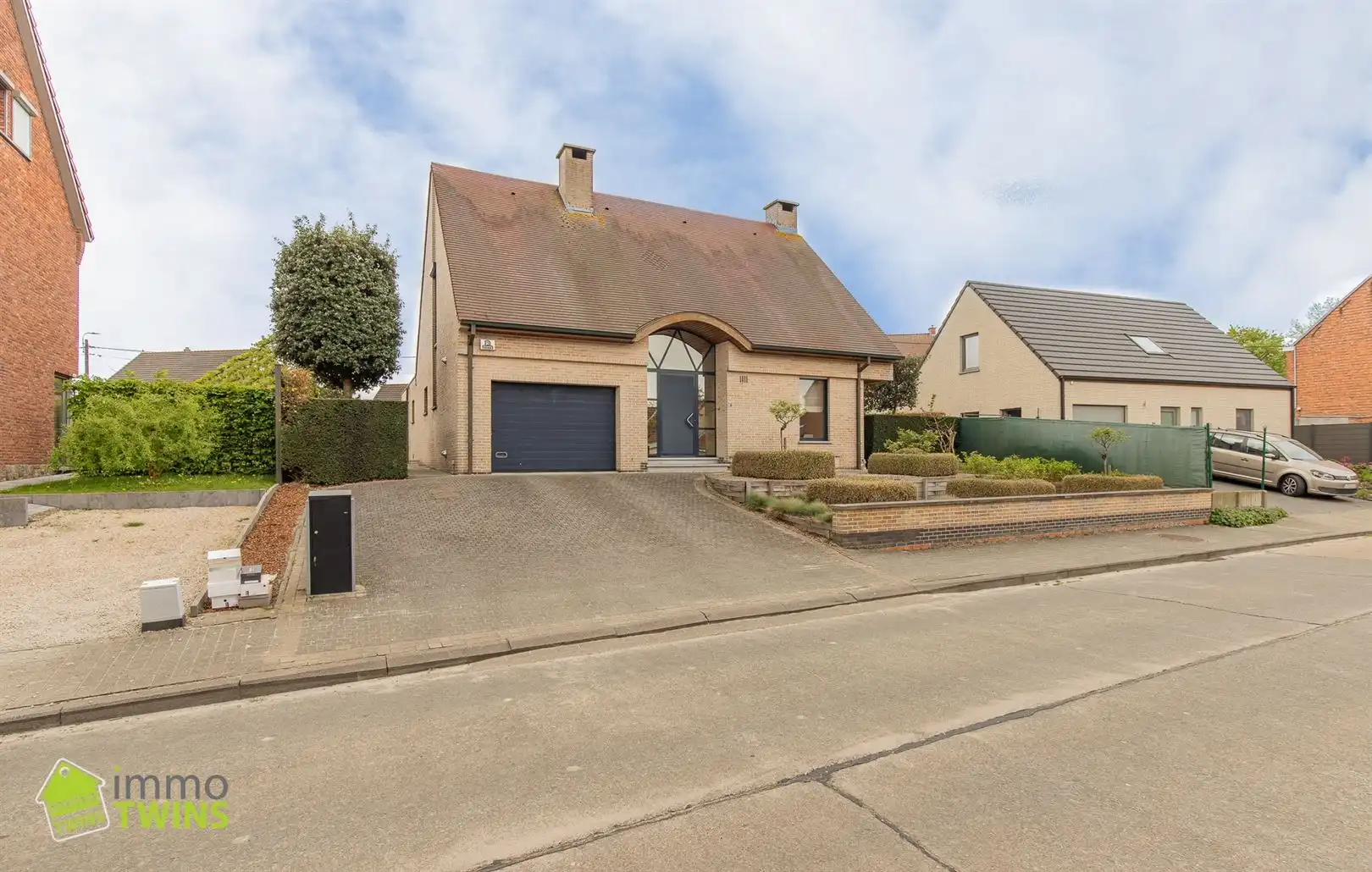 Prachtige instapklare open bebouwing te huur met afgesloten tuin en dubbele garage foto {{pictureIndex}}