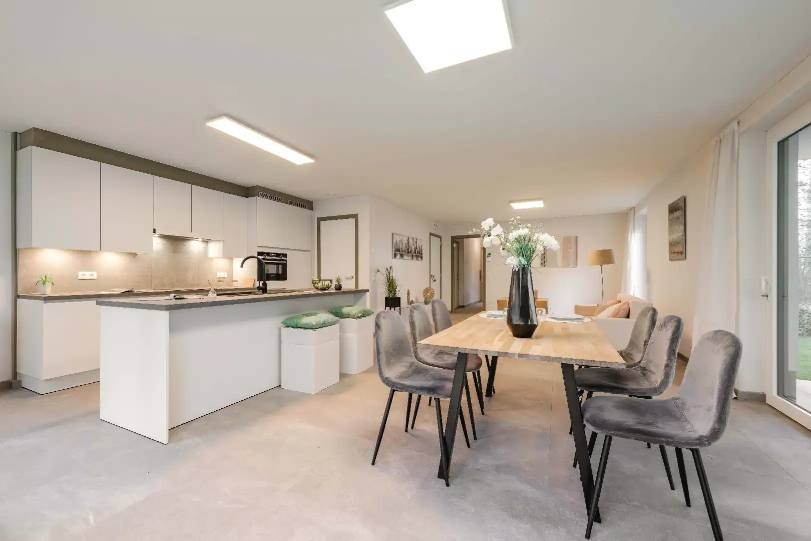 Ruim 2-slpk appartement met 15m2 zuidgericht terras met volle privacy foto 5