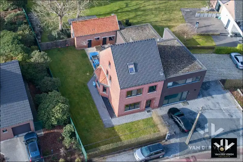 HALFOPEN WONING IN RUSTIGE OMGEVING TOFFE GEZINSWONING foto 2