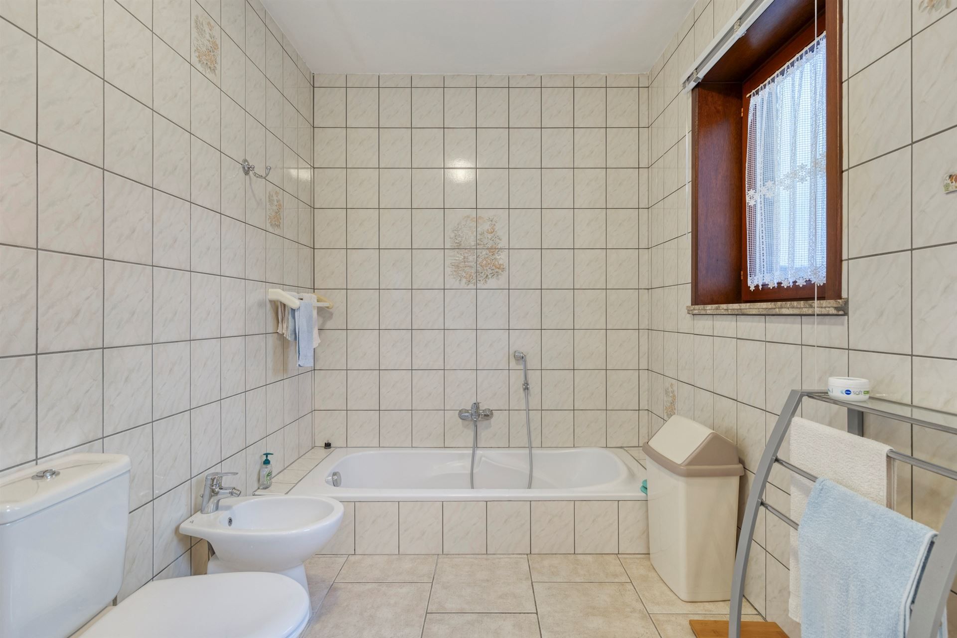Klassieke & perfect onderhouden villa met veel ruimte op goede locatie foto 15