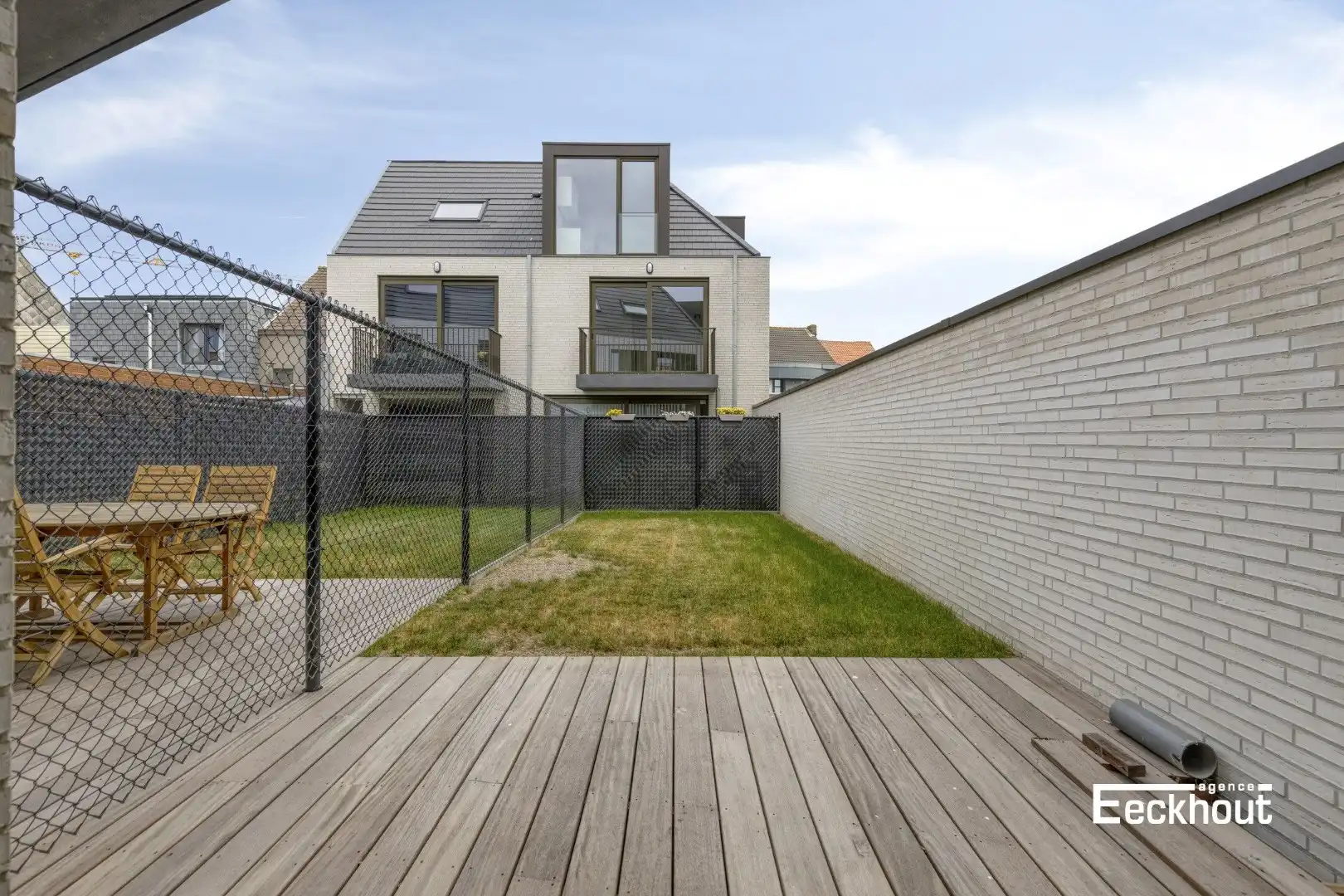 Gelijkvloersappartement met terras en tuin en inpandige garage! foto 3