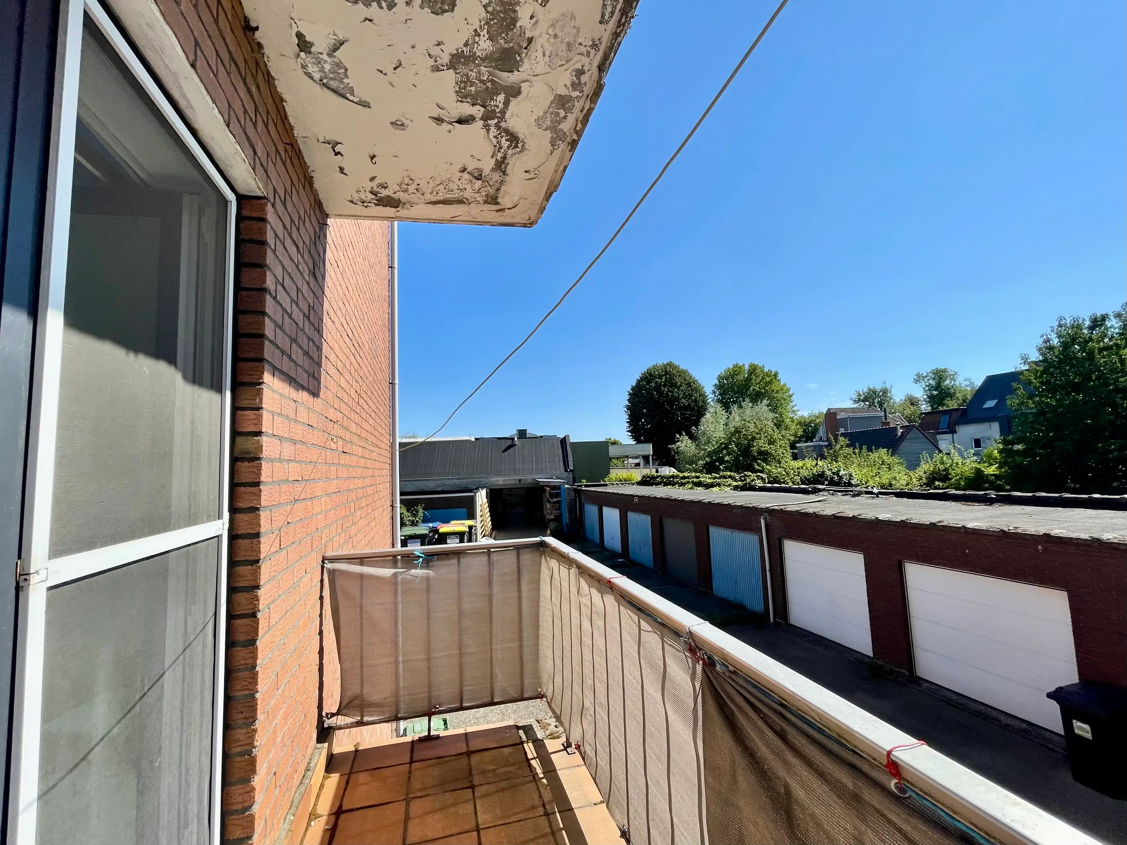 Gerenoveerd appartement met twee slaapkamers en terras foto 13