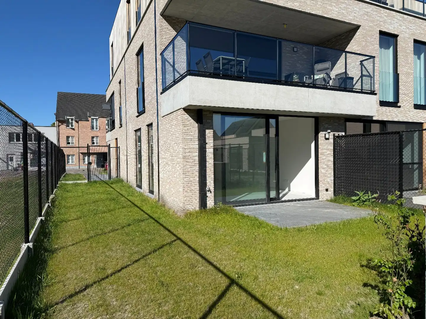 Gelijkvloers 2-slpk appartement met tuin, 2 stpls en een kelder foto 6