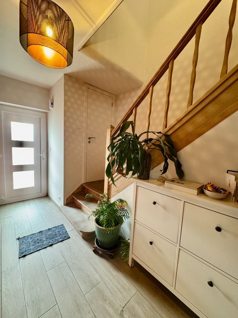 Te koop halfopen woning met garage foto 3