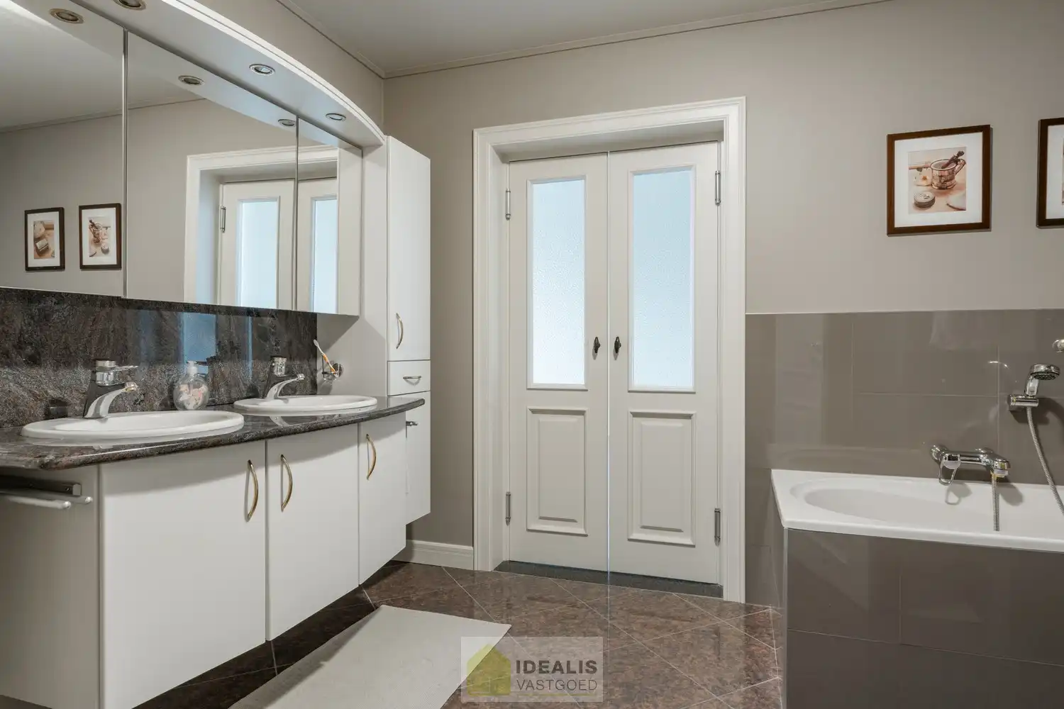 INSTAPKLARE HANDELSRUIMTE VAN MAAR LIEFST +- 410M² MET RIANTE WONING OP SCHITTERENDE COMMERCIËLE ZICHTLOCATIE!! foto 52