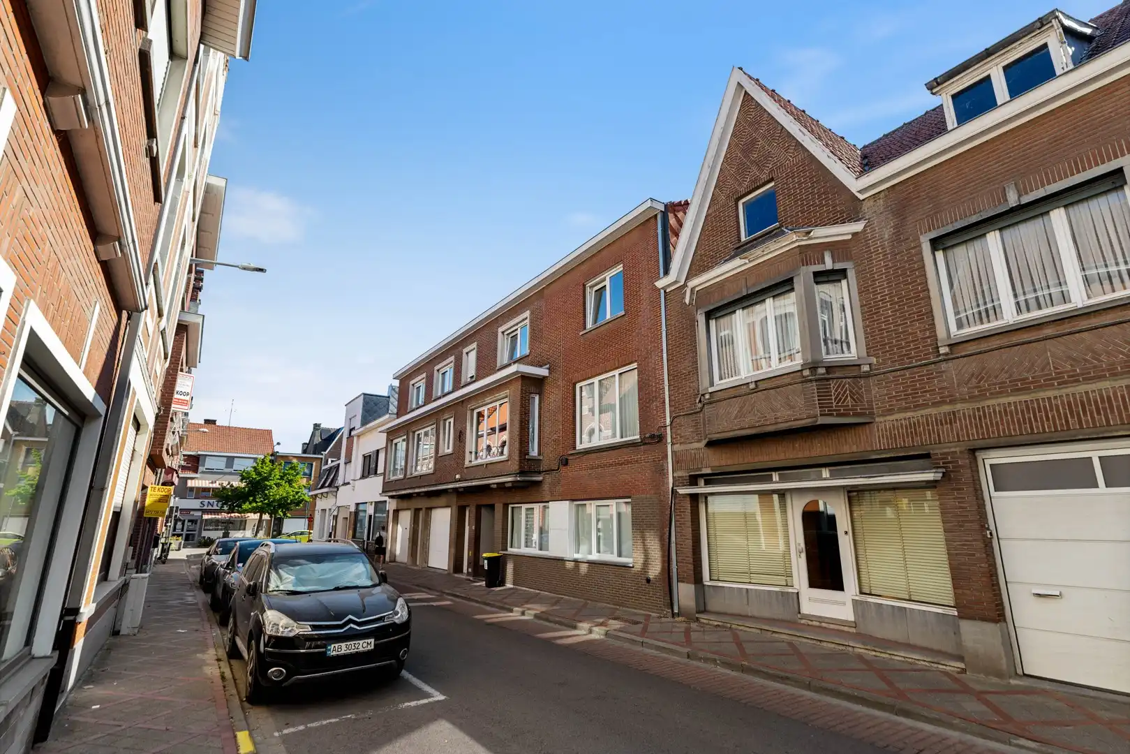 Uitstekend onderhouden opbrengsteigendom met 7 instapklare appartementen en 2 garages in het centrum van Izegem foto {{pictureIndex}}