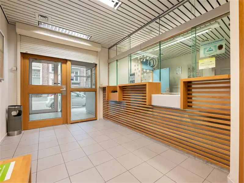 OPBRENGSTEIGENDOM MET HANDELSRUIMTE EN DUPLEX-APPARTEMENT IN SINT-TRUIDEN foto 2