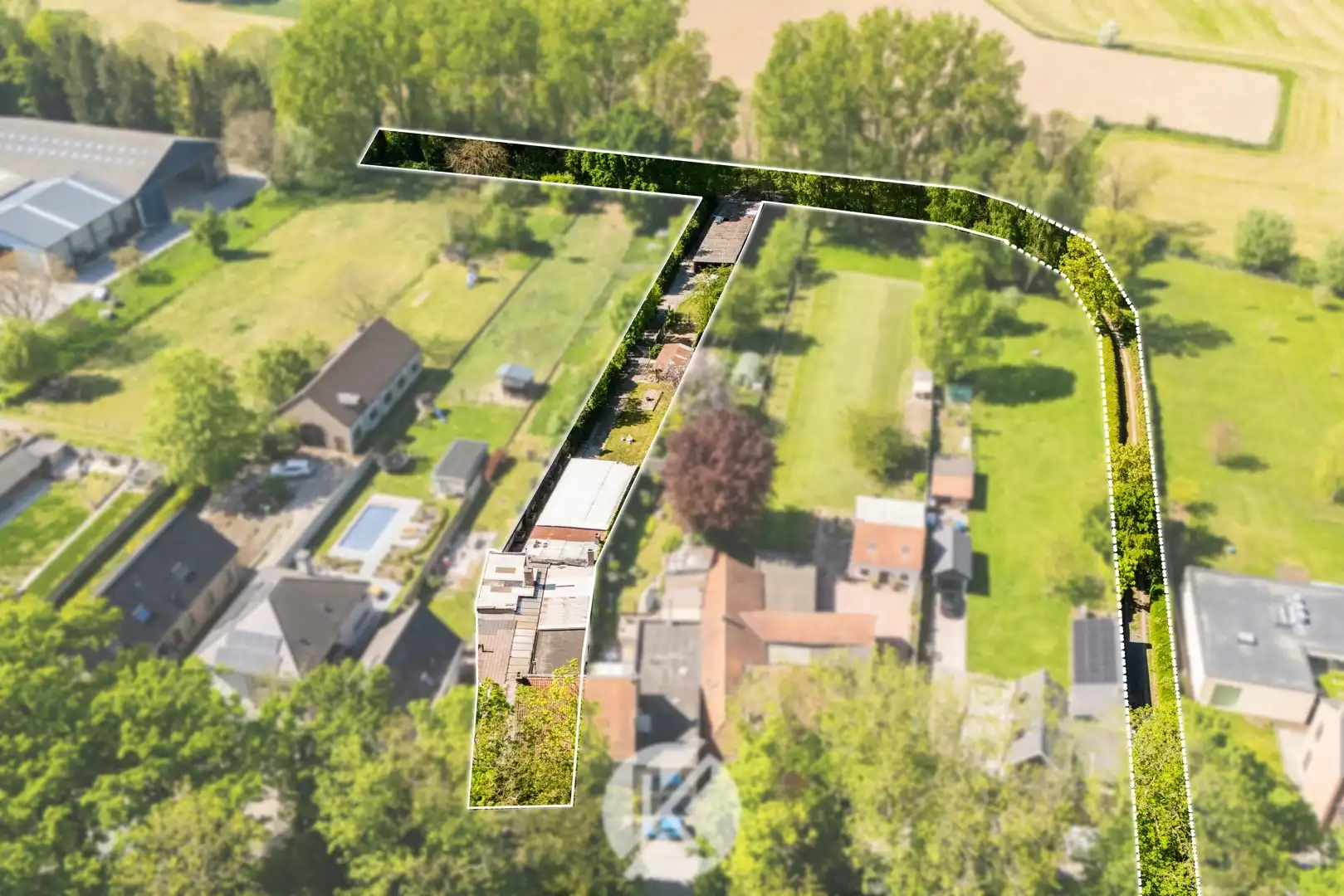 Interessante renovatiewoning op uniek perceel foto {{pictureIndex}}