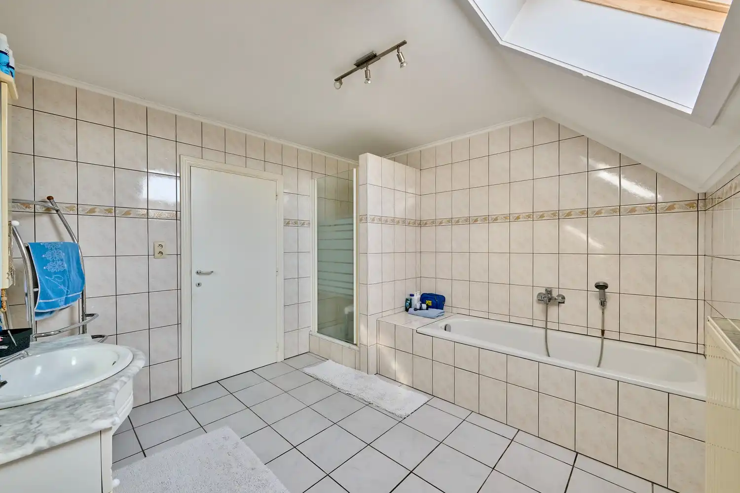 Heel goed onderhouden landhuis met inpandige garage en 3 ruim bemeten slaapkamers in landelijke omgeving foto 16