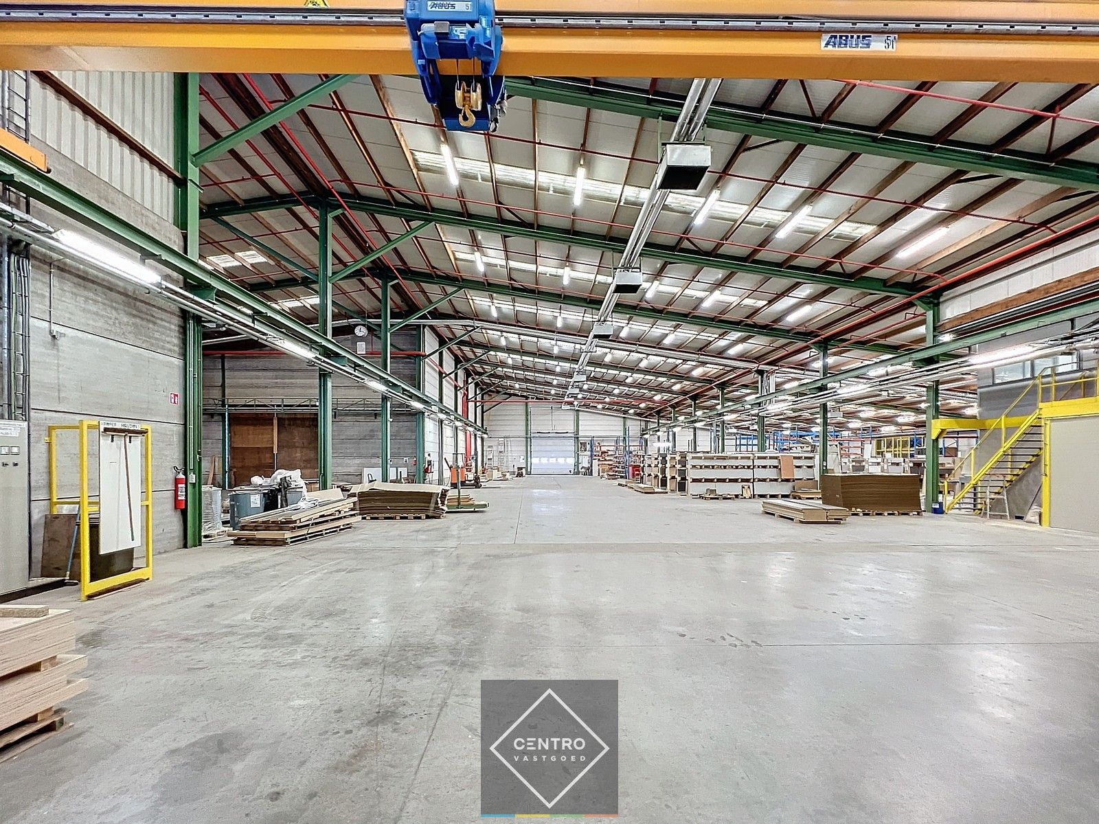 Instapklaar BEDRIJFSGEBOUW bestaande uit een geïsoleerd MAGAZIJN (± 2.935m²) met KANTOORGEBOUW (± 305m²). Ruim verhard buitenterrein én 2 rolbruggen. Op industriezone te Houthulst. foto 12