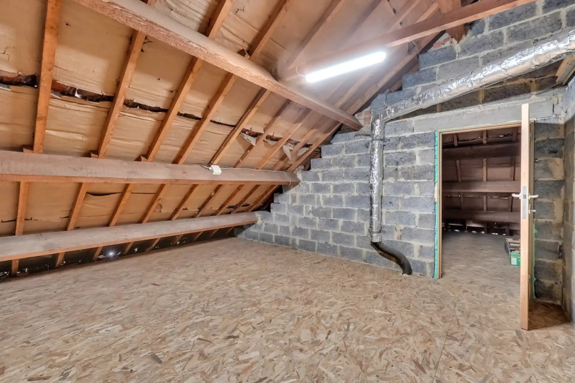 Vrijstaande, gelijkvloerse woning met zolder en kelder foto 15
