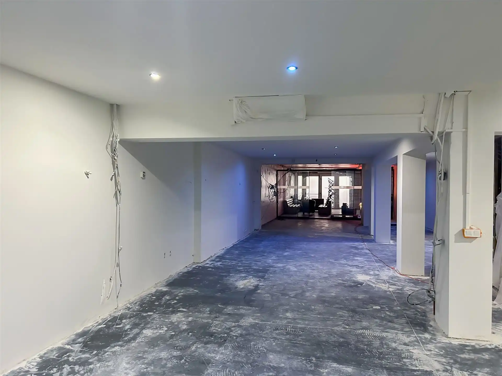 Handelspand met bovenliggend appartement met 1 slaapkamer gelegen op commerciële locatie in Maasmechelen! foto 3