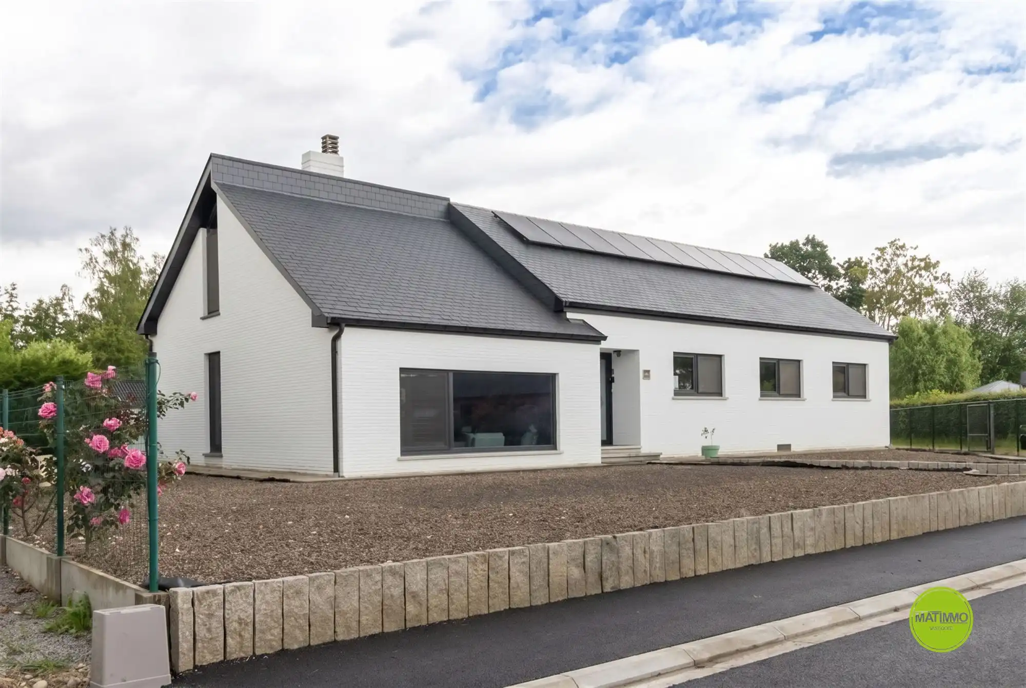 Ruime open bebouwing op een prachtig perceel van 3.764 m² foto {{pictureIndex}}