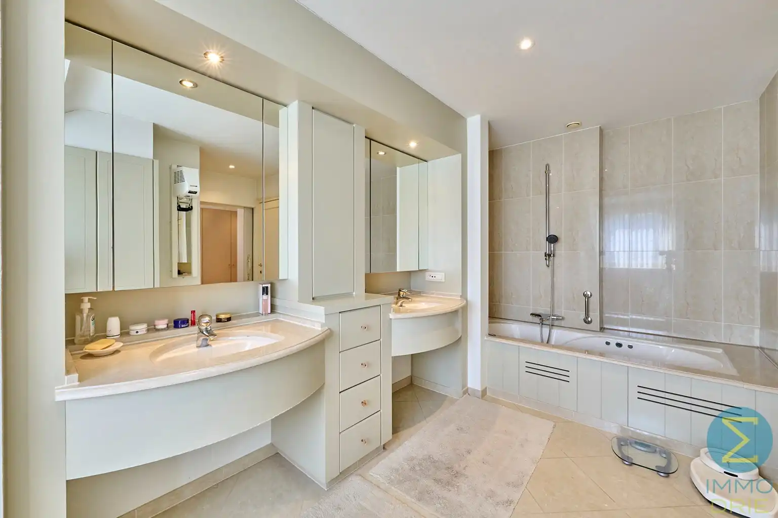 Exclusieve villa met bijgebouwen op 6.660m² grond foto 15